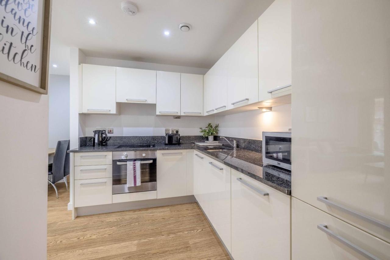 2 Bed At Slough Station & Parking - London In 20 Mins Διαμέρισμα Εξωτερικό φωτογραφία
