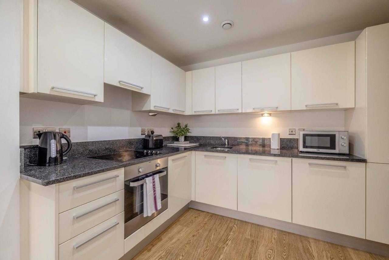 2 Bed At Slough Station & Parking - London In 20 Mins Διαμέρισμα Εξωτερικό φωτογραφία
