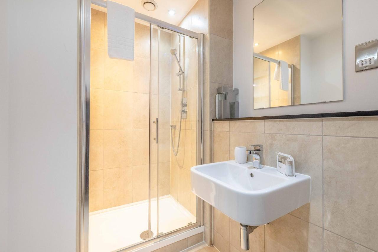2 Bed At Slough Station & Parking - London In 20 Mins Διαμέρισμα Εξωτερικό φωτογραφία